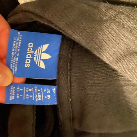 Cropped black and white Adidas sweatshirt - Picture 3 of 3